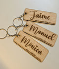 Llavero personalizado de madera con nombre y fecha