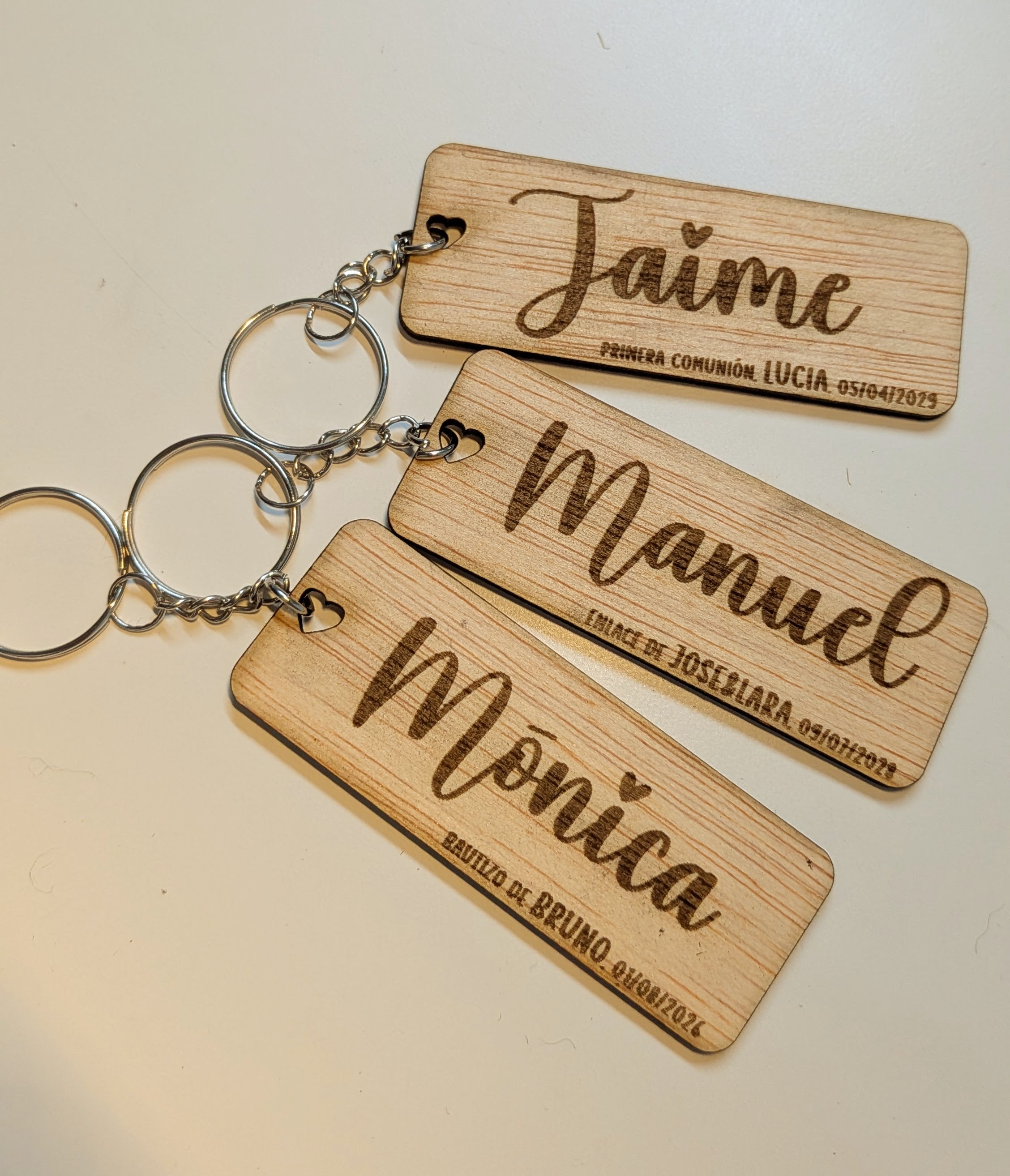 Llavero personalizado de madera con nombre y fecha