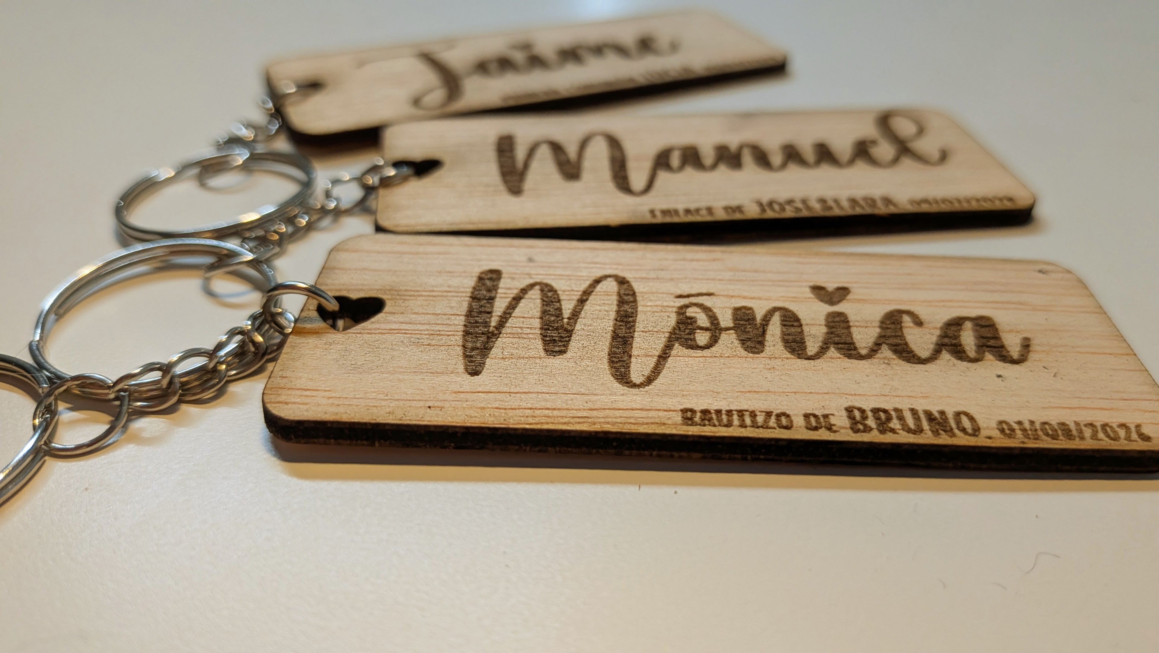 Llavero personalizado de madera con nombre y fecha