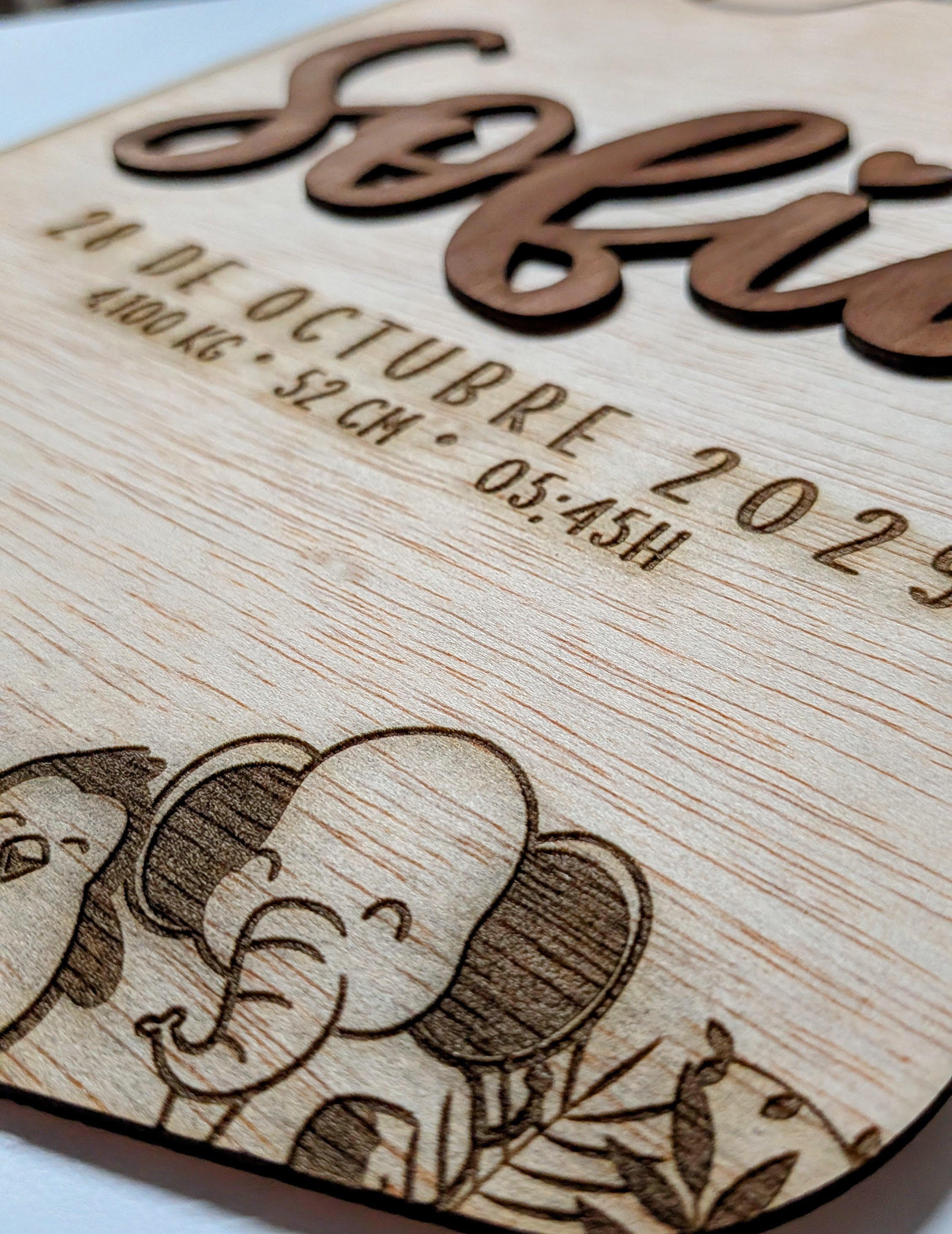 Placa de nacimiento personalizada de madera. Modelo Safari