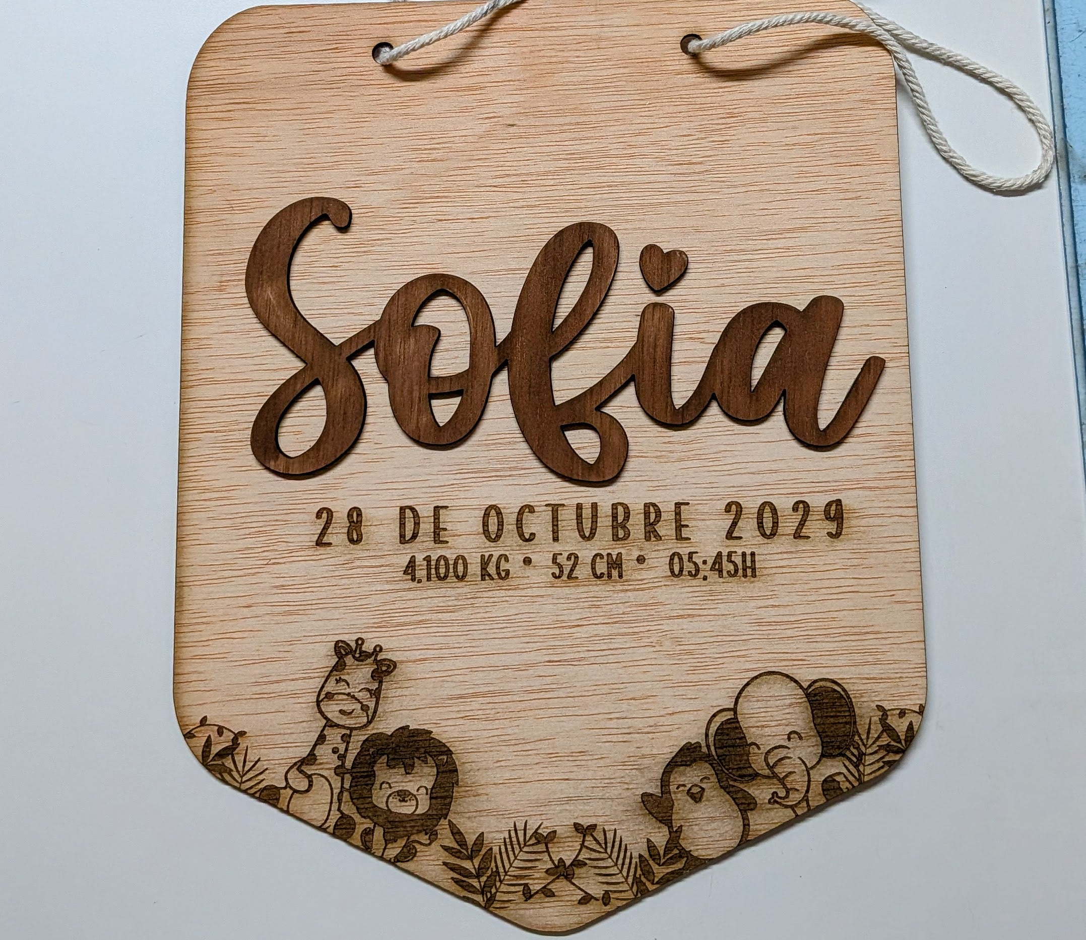 Placa de nacimiento personalizada de madera. Modelo Safari