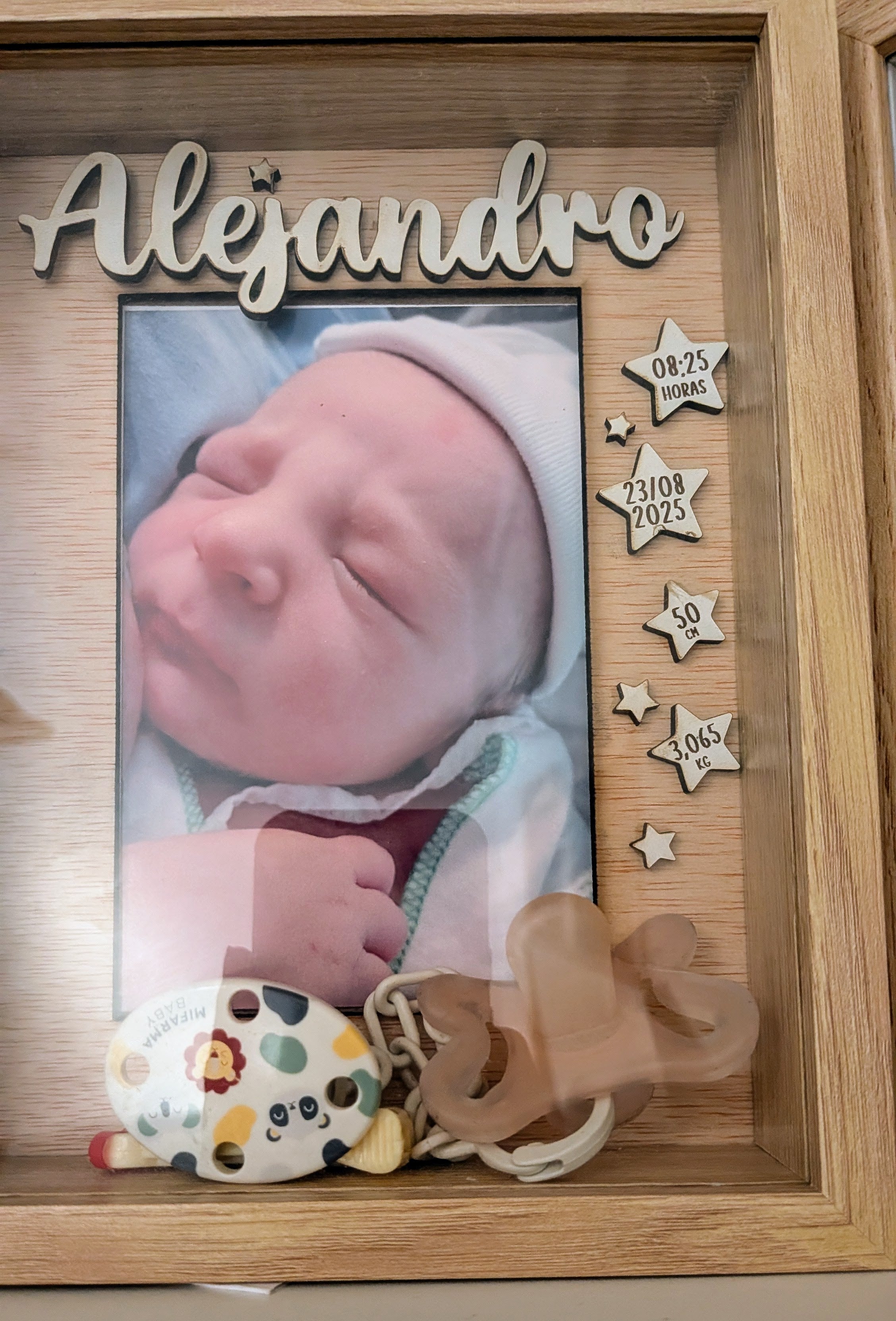 Marco de recuerdos de nacimiento personalizado con nombre, foto, peso, altura, fecha y hora. Guarda sus primeros recuerdos en un marco de efecto madera