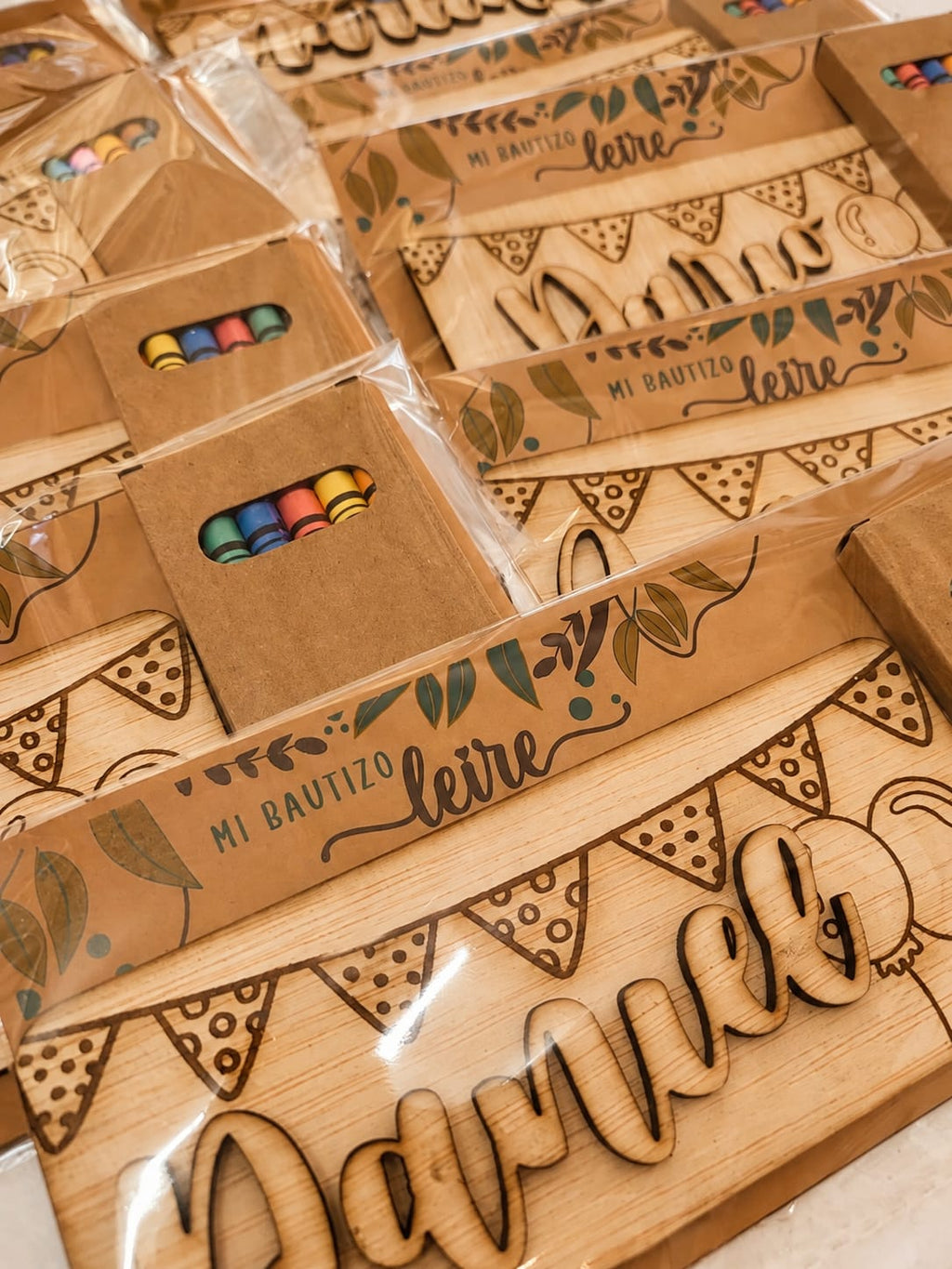 Detalle para colorear personalizado de madera | Bautizo, comunión y cumpleaños modelo banderines