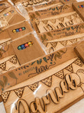 Detalle para colorear personalizado de madera | Bautizo, comunión y cumpleaños modelo banderines