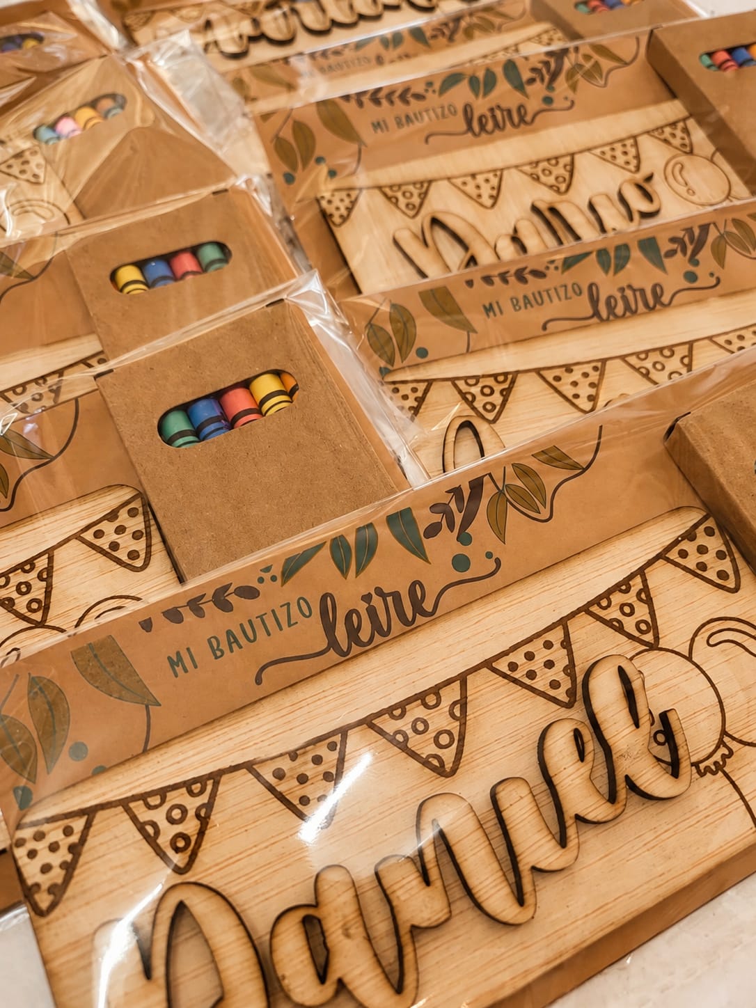 Detalle para colorear personalizado de madera | Bautizo, comunión y cumpleaños modelo banderines
