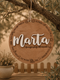 Placa personalizada para profesora con nombre, frase y nombres de sus alumnos. 25 cm, cuerda de algodón de 3 mm y caja de regalo incluida.