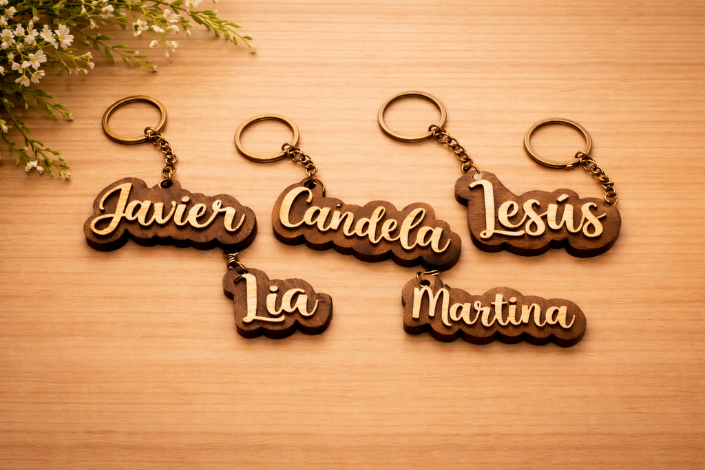 Llavero personalizado con nombre en madera. Regalo para invitados boda, bautizo o comunión