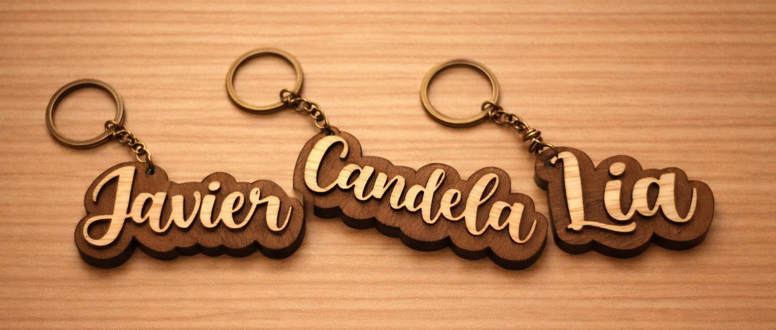 Llavero personalizado con nombre en madera. Regalo para invitados boda, bautizo o comunión
